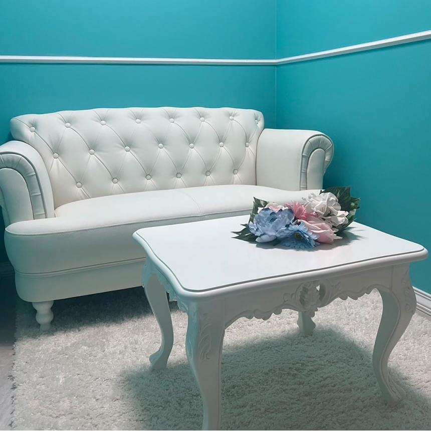 お腹を部分的に冷却する痩身エステ施術シーン