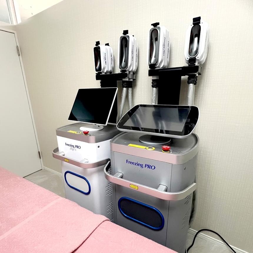 お腹まわりとあごを冷却する痩身マシンのクローズアップ